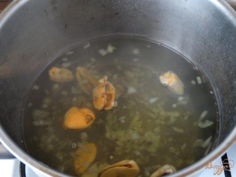 Фото приготовление рецепта: Рыбный суп с мидиями шаг №3