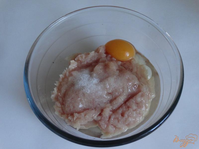 Фото приготовление рецепта: Куриные котлеты с сыром шаг №2