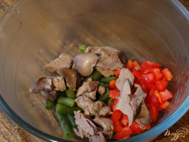 Фото приготовление рецепта: Омлет с овощами и куриной печенью шаг №2