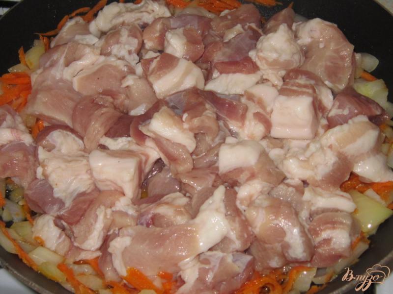 Фото приготовление рецепта: Свинина в нежном соусе со спагетти шаг №4