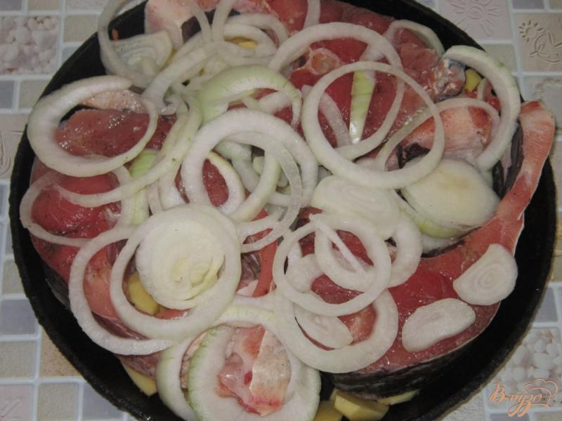 Фото приготовление рецепта: Стейк из толстолобика под овощами шаг №4