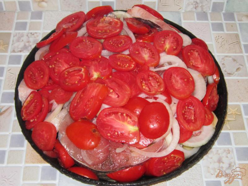 Фото приготовление рецепта: Стейк из толстолобика под овощами шаг №5