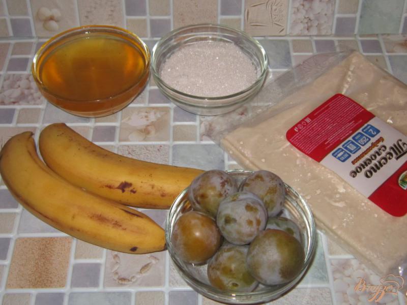 Фото приготовление рецепта: Слойки медовые с белой сливой и бананом шаг №1