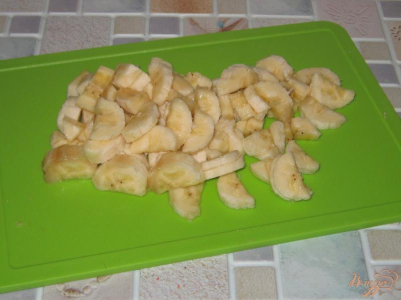 Фото приготовление рецепта: Слойки медовые с белой сливой и бананом шаг №2