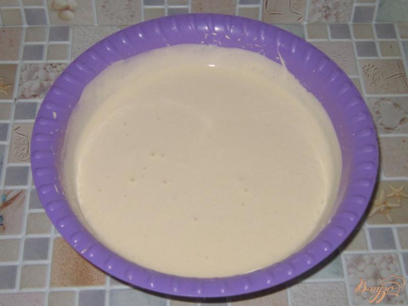 Фото приготовление рецепта: Бисквитный пирог с ежевикой шаг №4