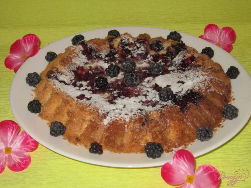 Фото приготовление рецепта: Бисквитный пирог с ежевикой шаг №7