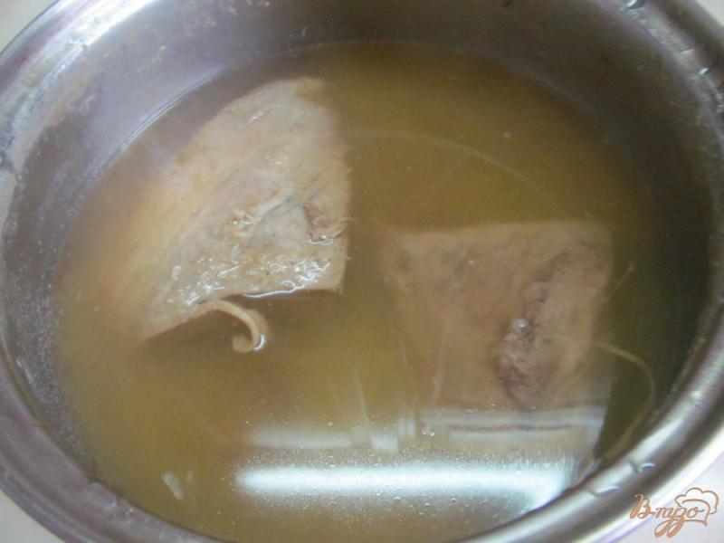 Фото приготовление рецепта: Суп с грибами и квашеной капустой шаг №1