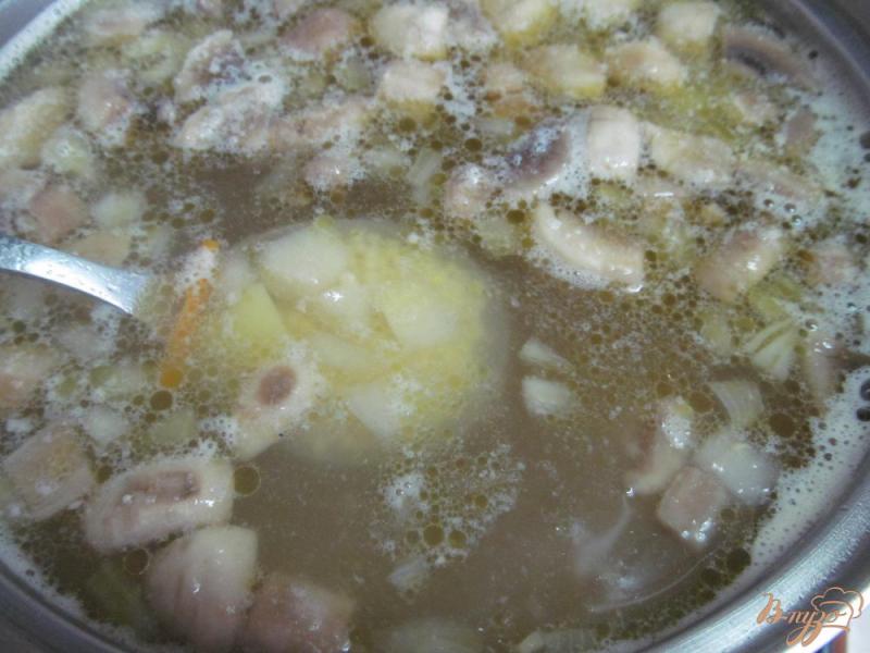 Фото приготовление рецепта: Суп с грибами и квашеной капустой шаг №5