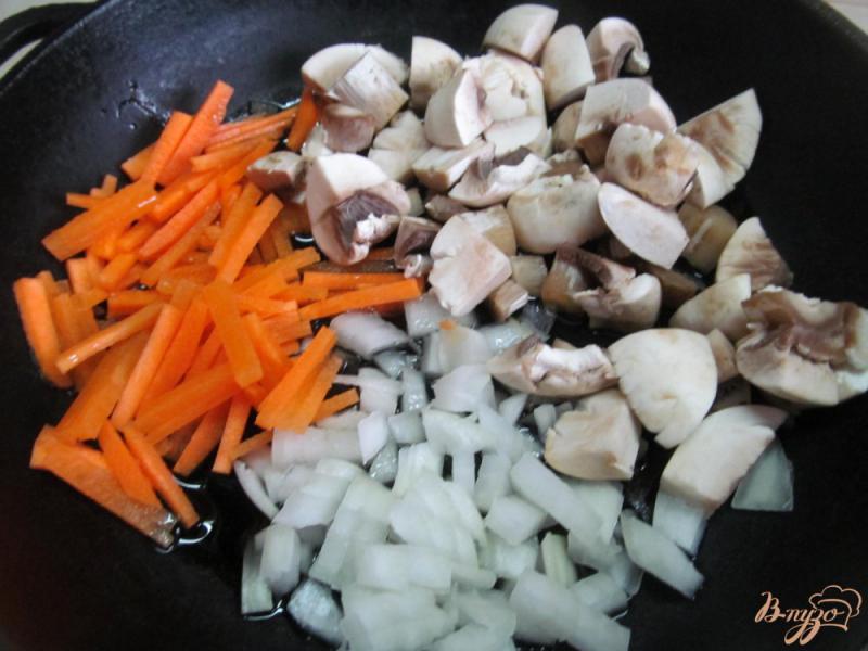 Фото приготовление рецепта: Суп с грибами и квашеной капустой шаг №3