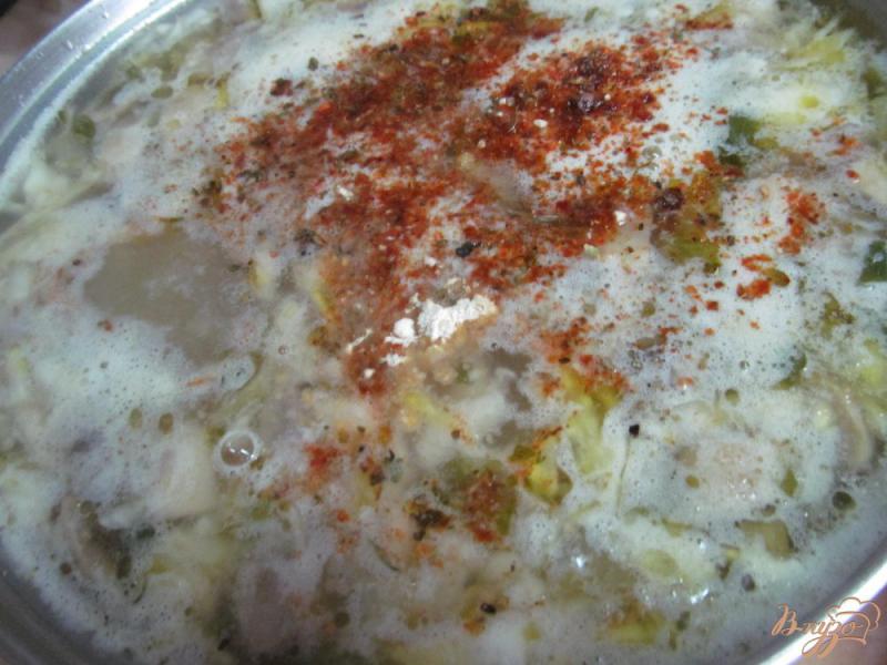 Фото приготовление рецепта: Суп с грибами и квашеной капустой шаг №7
