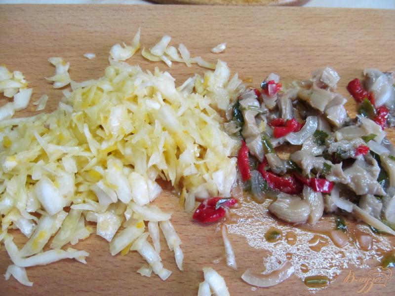 Фото приготовление рецепта: Суп с грибами и квашеной капустой шаг №6
