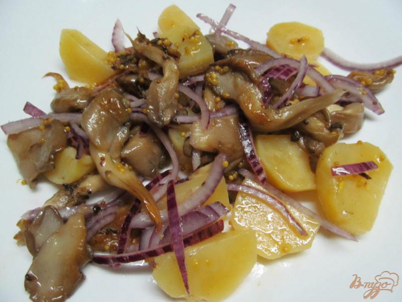 Фото приготовление рецепта: Теплый салат из картофеля с вешенками шаг №6