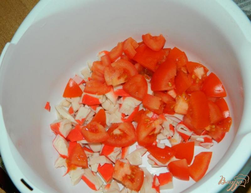 Фото приготовление рецепта: Салат из крабовых палочек с кукурузой и сухариками шаг №2