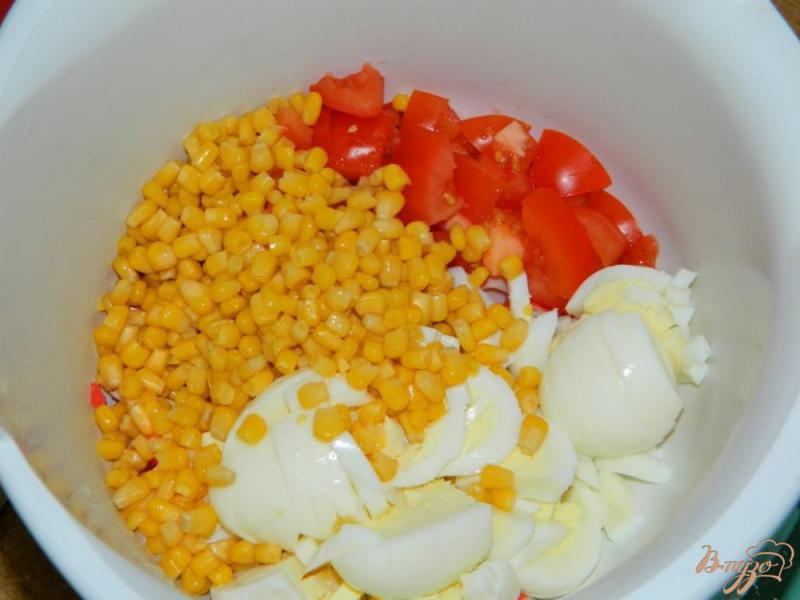Фото приготовление рецепта: Салат из крабовых палочек с кукурузой и сухариками шаг №3