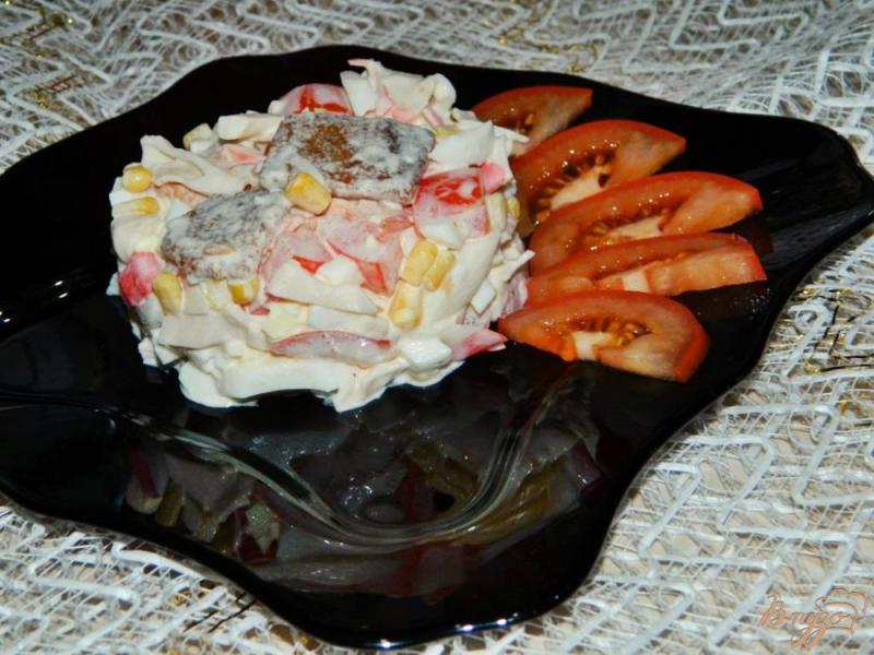 Фото приготовление рецепта: Салат из крабовых палочек с кукурузой и сухариками шаг №5
