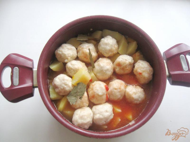 Фото приготовление рецепта: Картофель с тыквой и фрикадельками в томатном соусе шаг №7