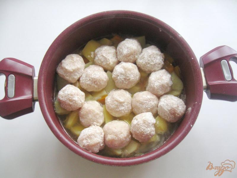 Фото приготовление рецепта: Картофель с тыквой и фрикадельками в томатном соусе шаг №6