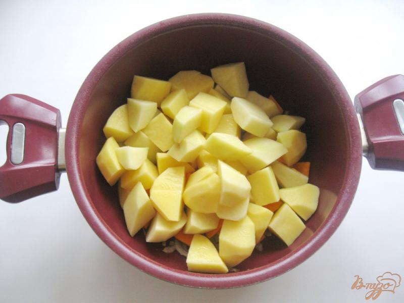 Фото приготовление рецепта: Картофель с тыквой и фрикадельками в томатном соусе шаг №4