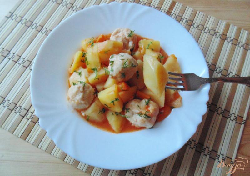 Фото приготовление рецепта: Картофель с тыквой и фрикадельками в томатном соусе шаг №9