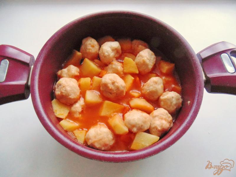 Фото приготовление рецепта: Картофель с тыквой и фрикадельками в томатном соусе шаг №8