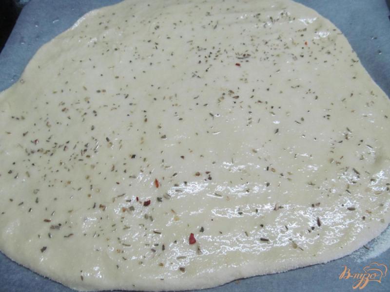 Фото приготовление рецепта: Пицца с корейкой и грибами шаг №4