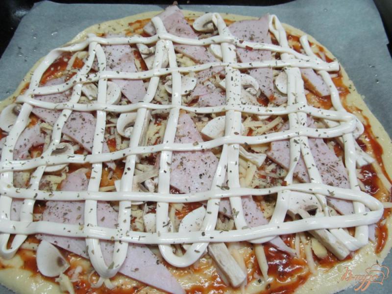 Фото приготовление рецепта: Пицца с корейкой и грибами шаг №7