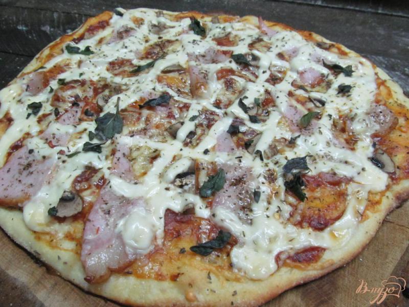 Фото приготовление рецепта: Пицца с корейкой и грибами шаг №8