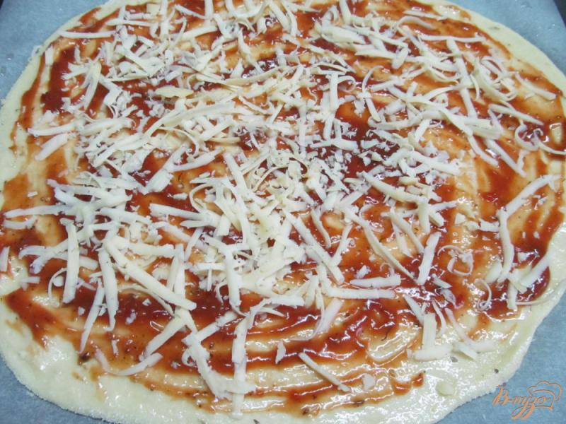 Фото приготовление рецепта: Пицца с корейкой и грибами шаг №5