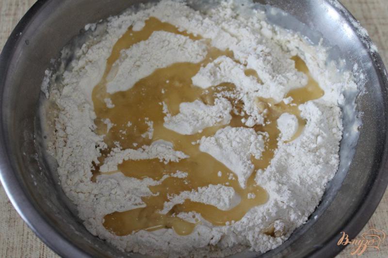 Фото приготовление рецепта: Пирог с абрикосовым джемом и орехами шаг №3