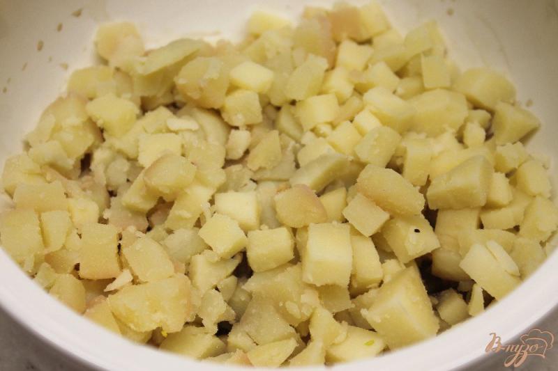 Фото приготовление рецепта: Картофельный салат с маринованным луком и горошком шаг №2