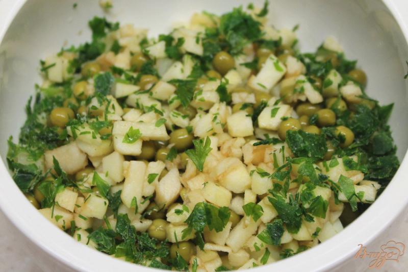 Фото приготовление рецепта: Картофельный салат с маринованным луком и горошком шаг №4