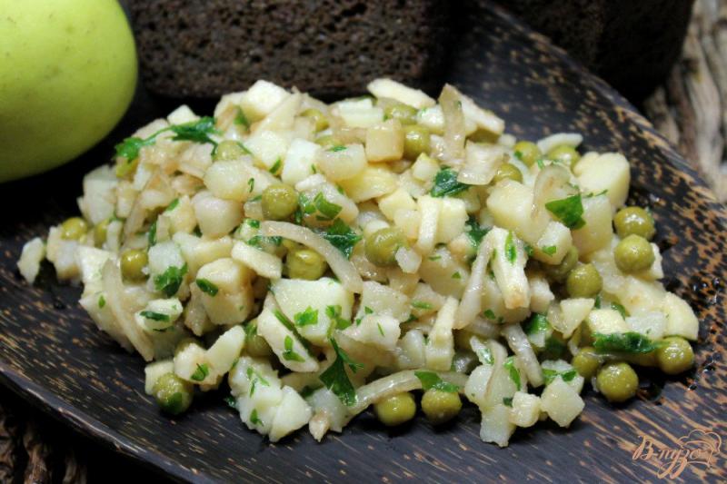 Фото приготовление рецепта: Картофельный салат с маринованным луком и горошком шаг №5