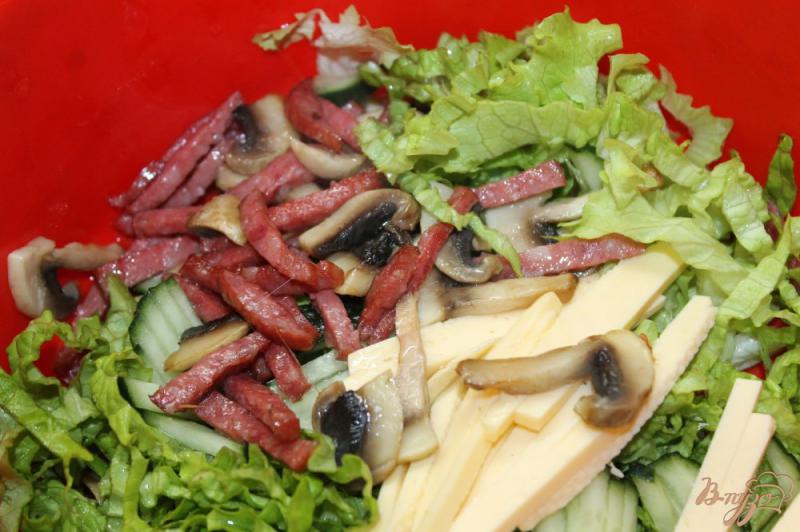 Фото приготовление рецепта: Салат с грибами, сыром и овощами шаг №5