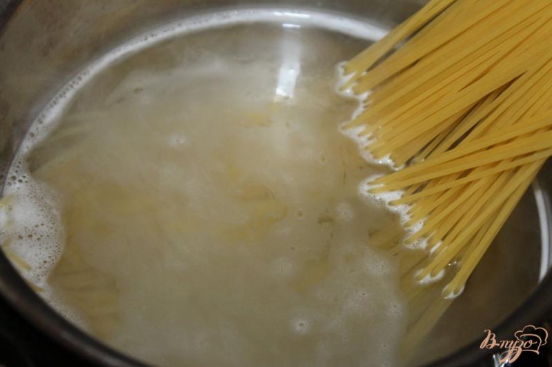 Фото приготовление рецепта: Спагетти с мясом и овощами шаг №4