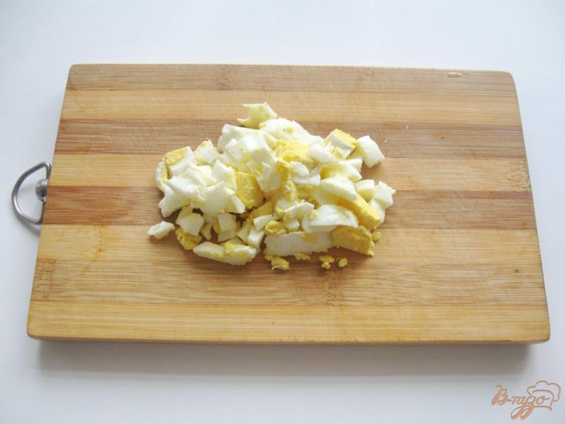Фото приготовление рецепта: Тёплый картофельный салат с сосиской и яйцом шаг №2