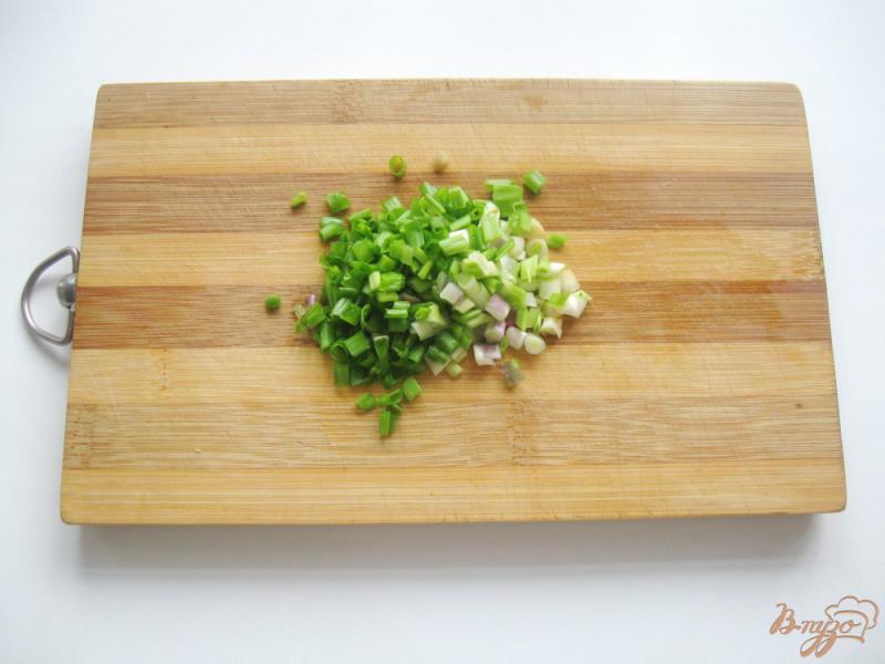 Фото приготовление рецепта: Тёплый картофельный салат с сосиской и яйцом шаг №5