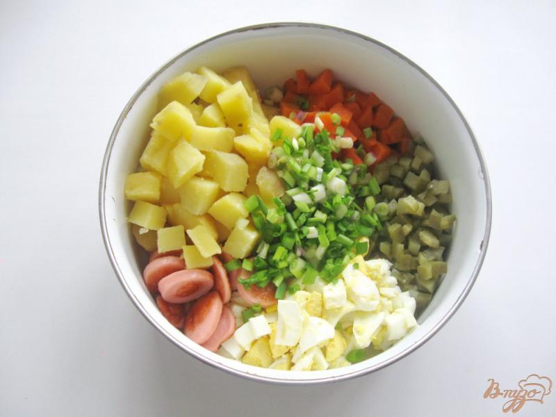 Фото приготовление рецепта: Тёплый картофельный салат с сосиской и яйцом шаг №7