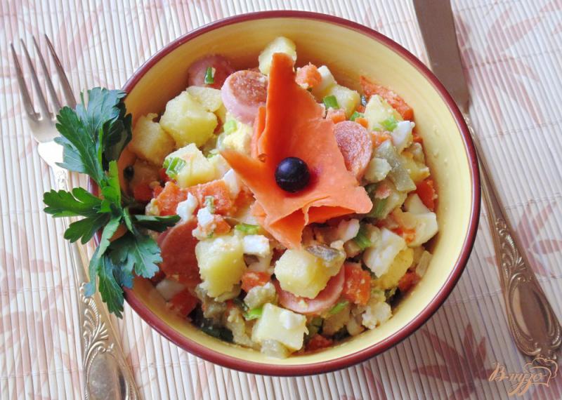 Фото приготовление рецепта: Тёплый картофельный салат с сосиской и яйцом шаг №8