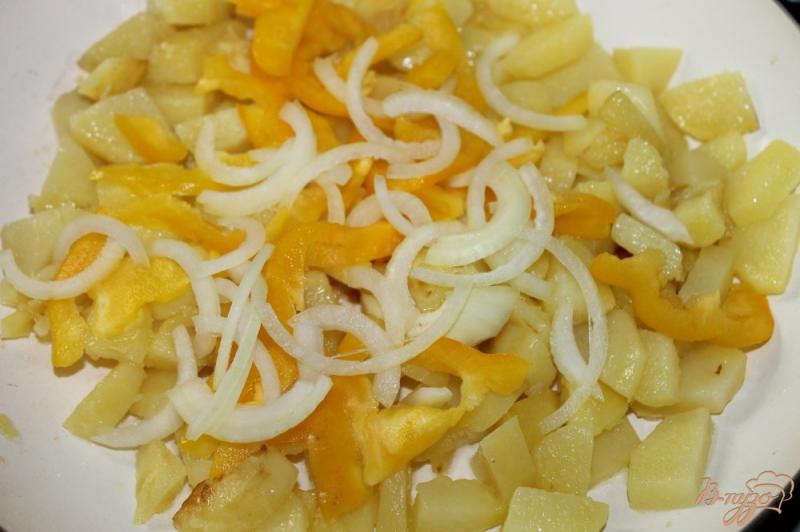 Фото приготовление рецепта: Жареный картофель со шпинатом и перцем шаг №3