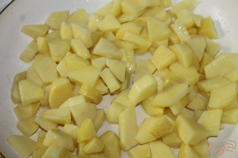 Фото приготовление рецепта: Жареный картофель со шпинатом и перцем шаг №2