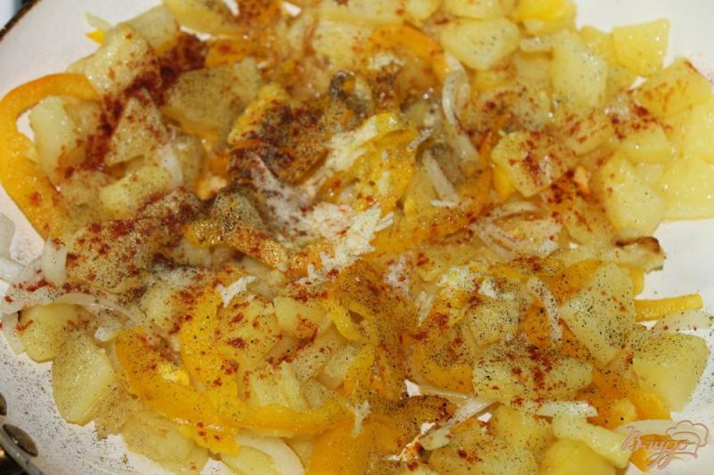 Фото приготовление рецепта: Жареный картофель со шпинатом и перцем шаг №4
