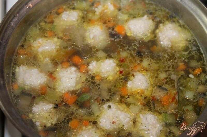 Фото приготовление рецепта: Овощной суп с кукурузой и фрикадельками шаг №4
