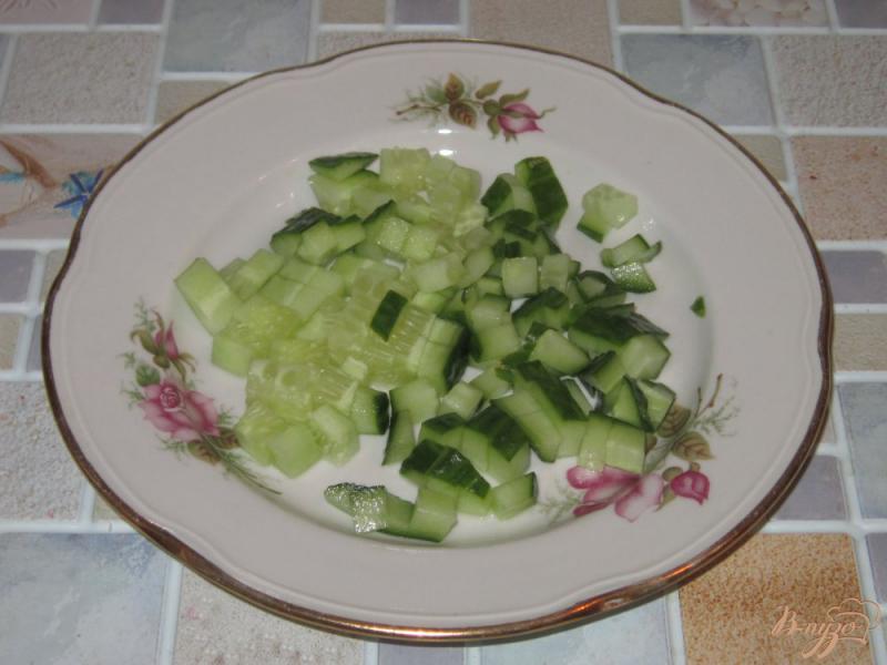 Фото приготовление рецепта: Салат с копченым окорочком, огурцом и печенью шаг №2