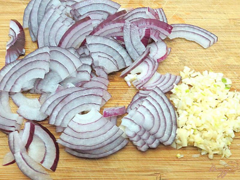 Фото приготовление рецепта: Картофель запеченный с салом, луком и колбасой шаг №4