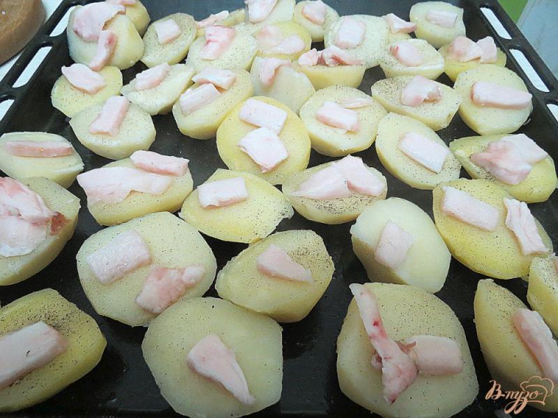Фото приготовление рецепта: Картофель запеченный с салом, луком и колбасой шаг №6