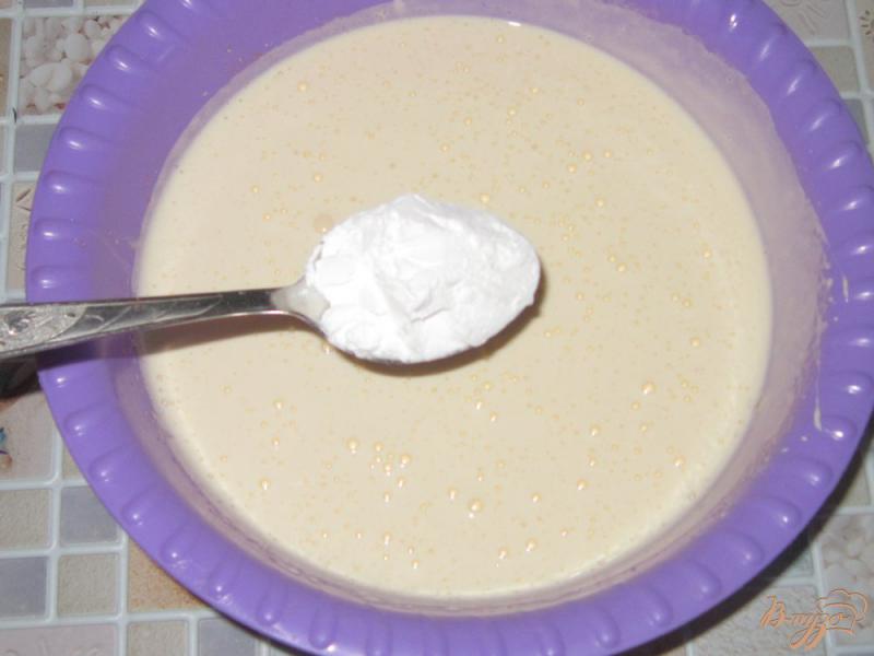 Фото приготовление рецепта: Бисквитный пирог с белой сливой шаг №2
