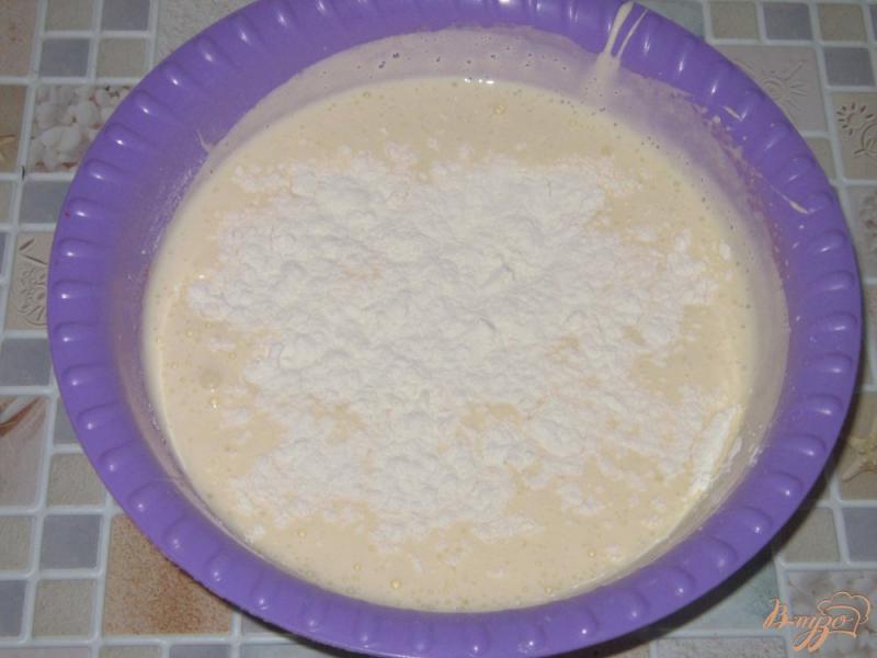 Фото приготовление рецепта: Бисквитный пирог с белой сливой шаг №3