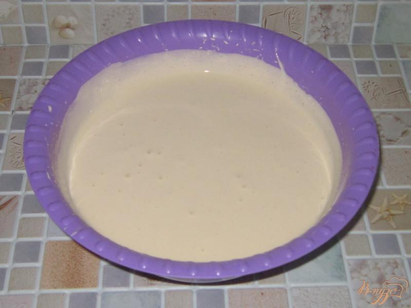 Фото приготовление рецепта: Бисквитный пирог с белой сливой шаг №4