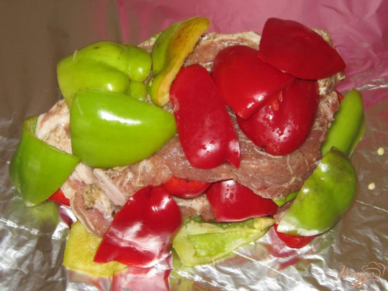 Фото приготовление рецепта: Свинина запеченная в фольге с болгарским перцем шаг №5