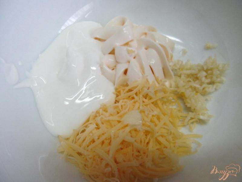 Фото приготовление рецепта: Жаренный картофель с сырным соусом шаг №4